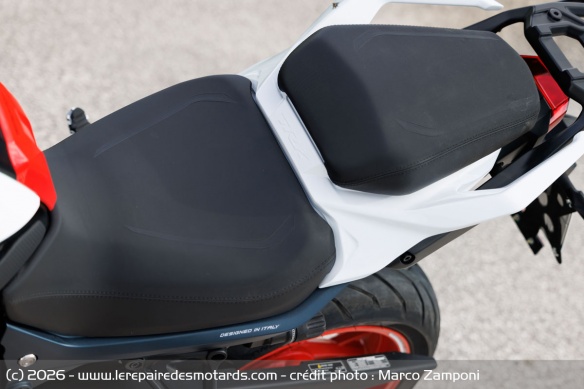 Les selles pilote et passager de la Benelli TRK 902 Stradale