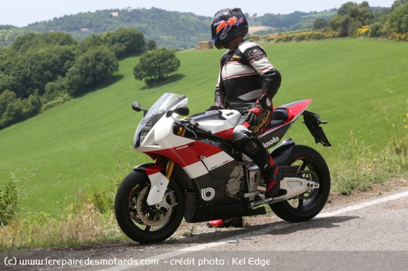 La position de conduite est plus équilibrée que la S1000RR d'origine