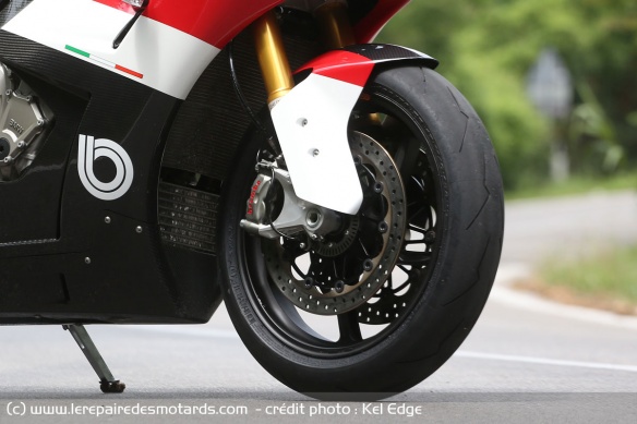 Puissant et précis, le freinage Brembo se montre toujours aussi efficace