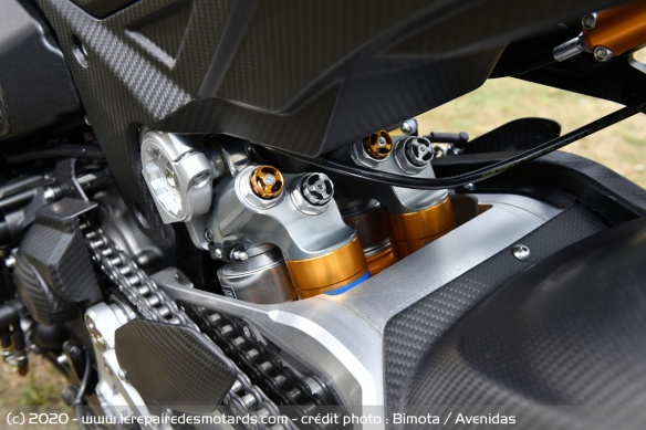 La suspension arrière est assurée par deux amortisseurs Öhlins