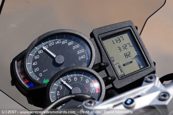 Compteur analogique et digital avec toutes les infos y compris mode ride-by-wire