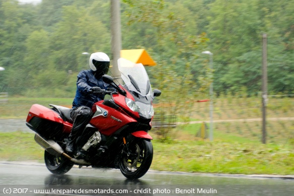 La K1600GT surprend par son agilité et sa facilité