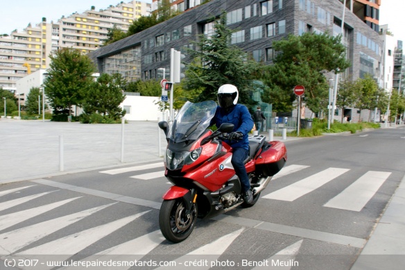 Malgré sa carrure imposante, la K16 s'en sort avec les honneurs en ville
