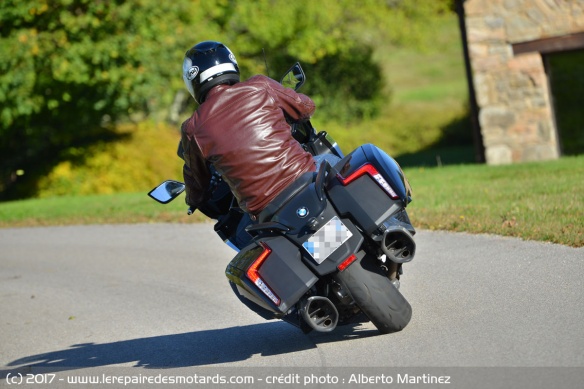 Prise d'angle avec la BMW K1600B