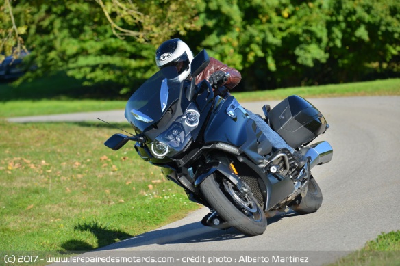 La BMW K1600B en virage
