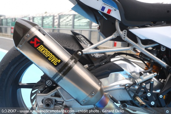 Le silencieux Akrapovic permet de gagner en puissance