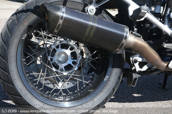 Les jantes Kineo et les silencieux Akrapovic ont été réalisés sur mesure