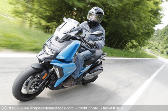 BMW C400X sur route