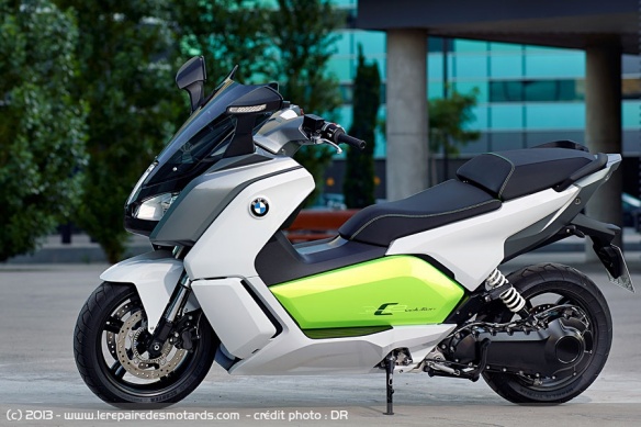 Vue de côté du scooter BMW C Evolution
