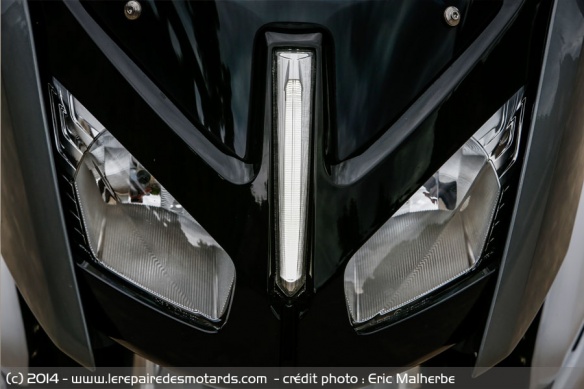 Phares avant et ligne verticale à LEDs - seul le phare gauche est allumé et les deux en plein phare