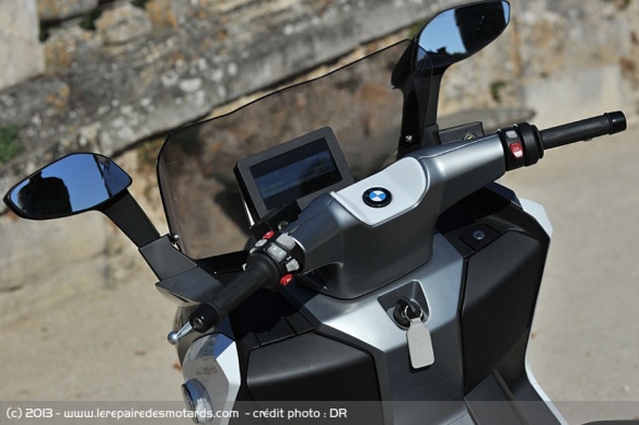 Poste du pilotage du BMW C Evolution