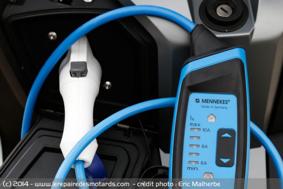 Branchement et prise électrique dans le vide-poche gauche