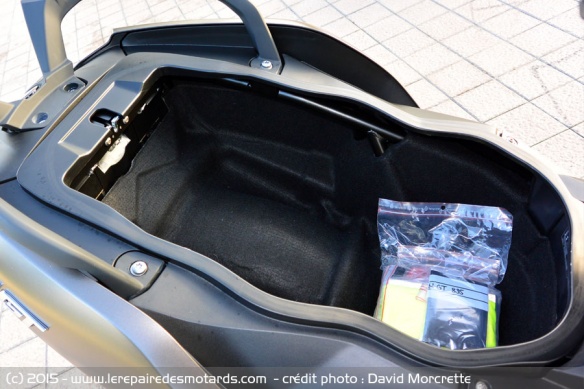 De la place pour un modulable et un jet sous la selle du C650GT