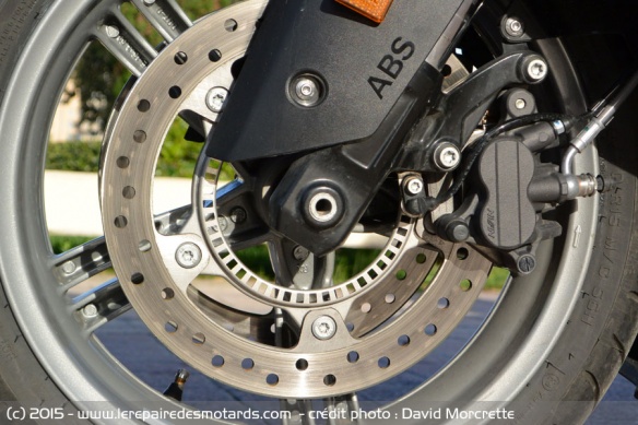 ABS et ASC d'origine : Double disque fixe de 270 mm. Etriers flottants à 2 pistons