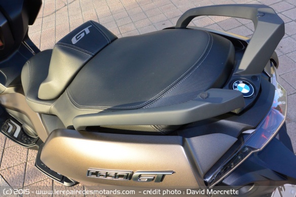 Double selle du C650GT, selle chauffante en option