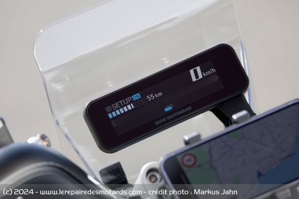 Le petit compteur TFT du BMW CE-02