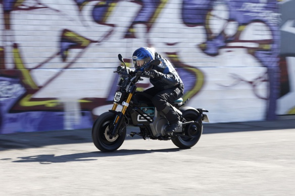 Essai du deux-roues électrique BMW CE-02
