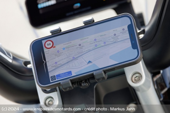 L'installation d'un smartphone permet de bénéficier de la navigation via l'application dédiée