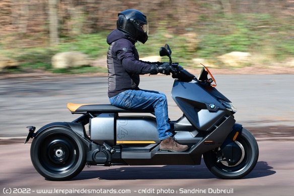 20 cv (15 kW), 42 ch (31 kW) à 4.900 tours/minute au maximum