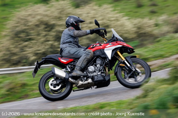 Si la moto invite à jouer sur le réseau secondaire, ses pneus Maxxis manquent de retour d'information pour vraiment mettre en confiance