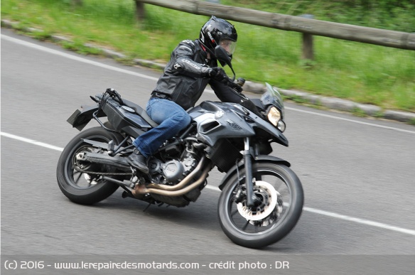Légère et agile, la F700GS se plait sur les routes sinueuses