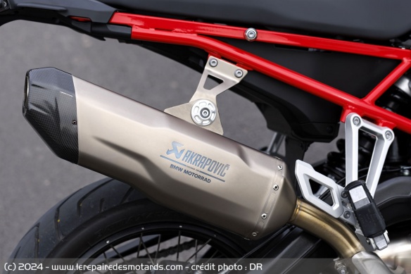 Le pot Akrapovic est de série