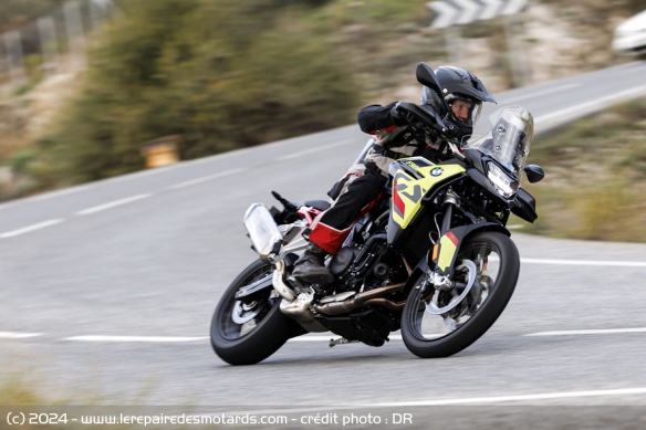 Le twin délivre ici 105 chevaux à 8.500 tr/min et 93 Nm à 6.750 tr/min