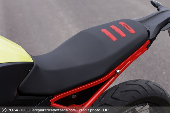 La hauteur de selle est de 870 mm