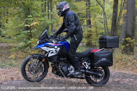 Malgré son positionnement routier, la GS reste capable de sorties sur les chemins