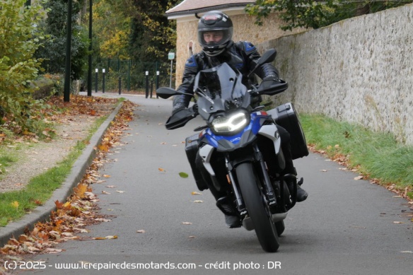 Mais la moto reste assez étroite et plutôt agile malgré les valises