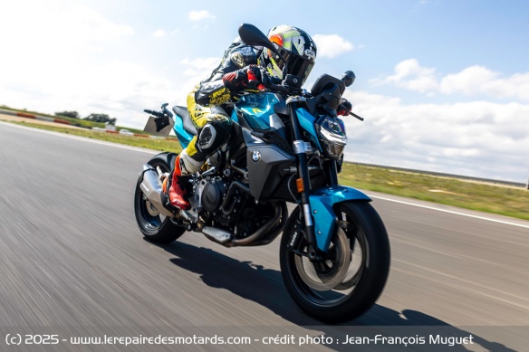 Le châssis de la F 900 R se montre stable à haute vitesse