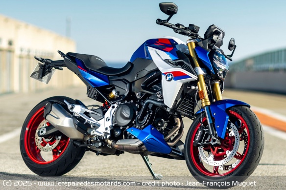 La BMW F 900 R avec l'option Style Sport