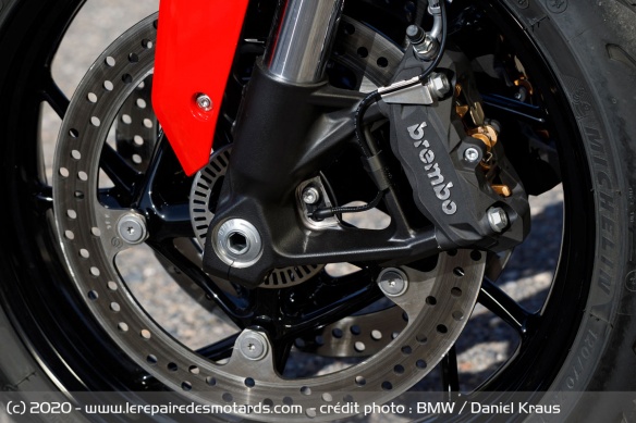 Les étriers de frein Brembo des BMW F 900 R et F 900 XR