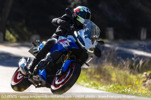 La moto met vite en confiance, mais les suspensions demandent à être ajustées avant d'accélérer le rythme