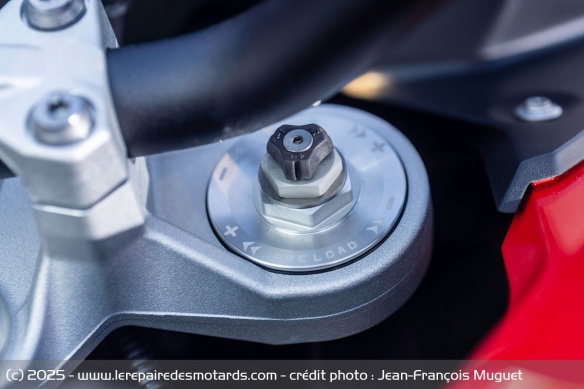 Désormais entièrement réglable, la fourche de 43 mm apporte plus de rigueur au train avant