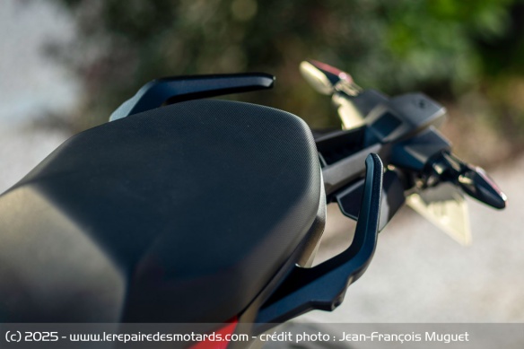 Le confort est plutôt au rendez-vous pour le passager, mais la selle conducteur manque un peu de moelleux