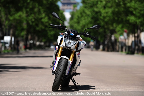 BMW G310R de face