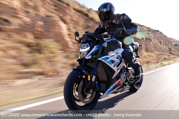Avec ses 210 chevaux, la M1000R n'a aucun mal à s'élancer sur voie rapide, seul son manque de protection se montre pénalisant