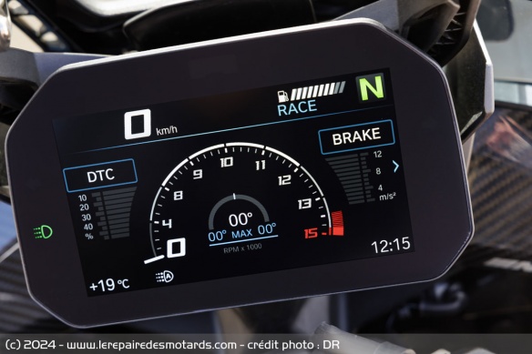Le compteur qui reprend le design de la M 1000 RR, avec la même animation de départ et un affichage étendu de la zone route.