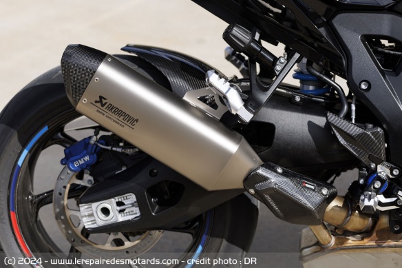 Le pot Akrapovic de série