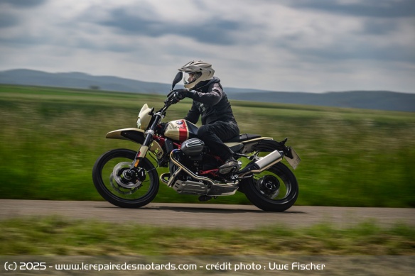 Malgr&eacute; leur profil 50/50 route/enduro, les pneus s'en sorte avec les honneurs sur l'asphalte