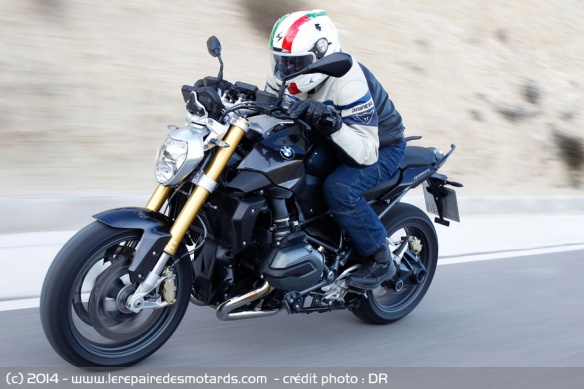 BMW R1200R sur autoroute