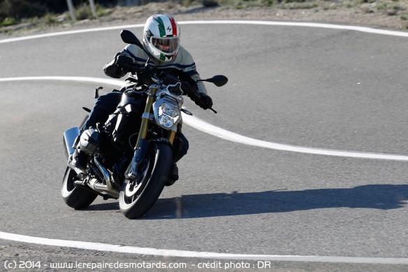 BMW R1200R dans les départementales