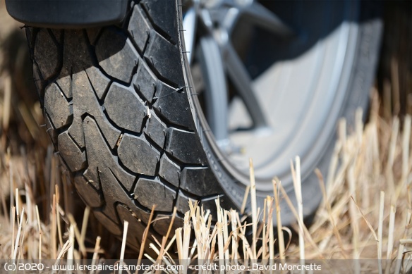 Pneu Dunlop Mutant vs monte d'origine en Bridgestone A41