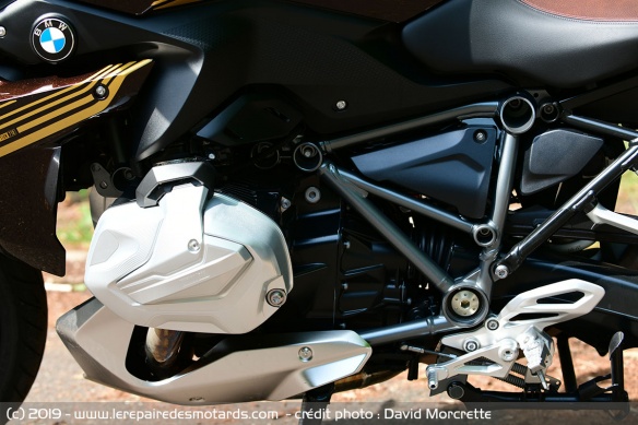 Moteur boxer deux cylindres à plat, 4T, refroidi par air/liquide, deux arbres à cames en tête entraînés par roue dentée, un arbre d'équilibrage central et ShiftCam pour la commande variable d'arbre à cames d'admission, 4 soupapes