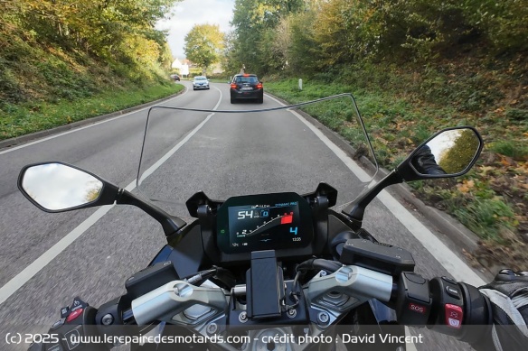 Le compteur TFT de la 6,5 pouces est identique &agrave; ce que l'on connait chez BMW