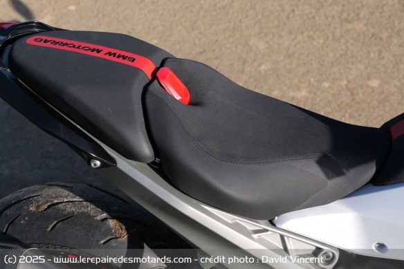 Si la selle est &eacute;paisse et accueillante, la moto est loin d'&ecirc;tre confortable