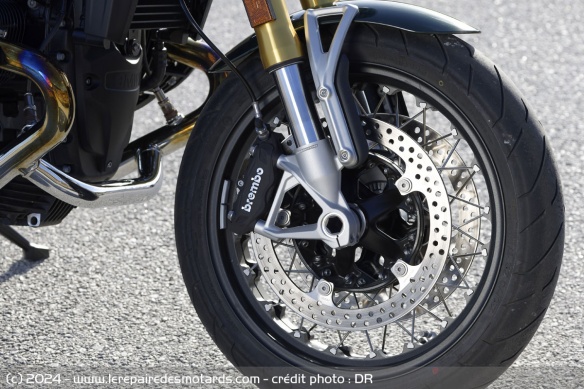 Double disque de 310 mm, étriers monobloc radiaux à 4 pistons, ABS PRO BMW Motorrad