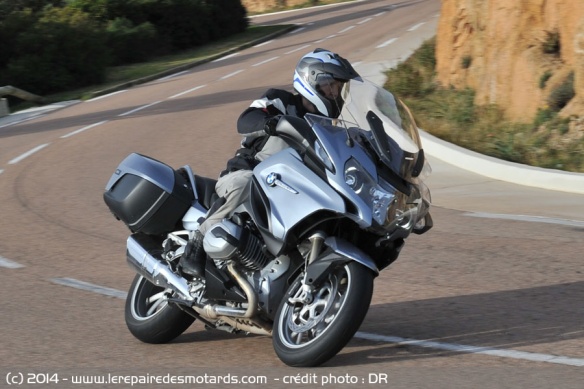 BMW R 1200 RT sur départementale