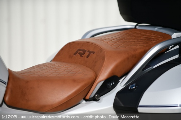 Selle réglable sur deux hauteurs à 805/825 mm (selle basse en option)
